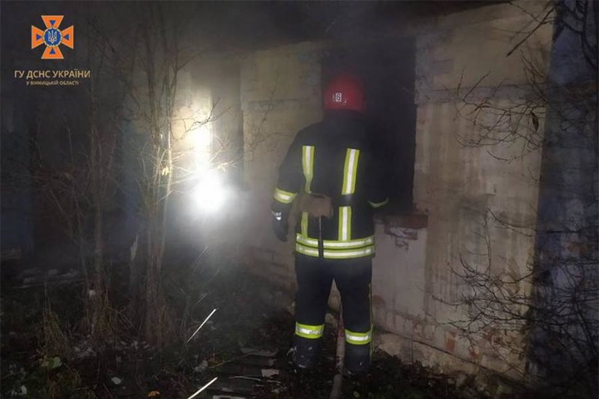 Новини Вінниці / На Вінниччині загорівся будинок. Рятувальники вважають, що причина у палінні