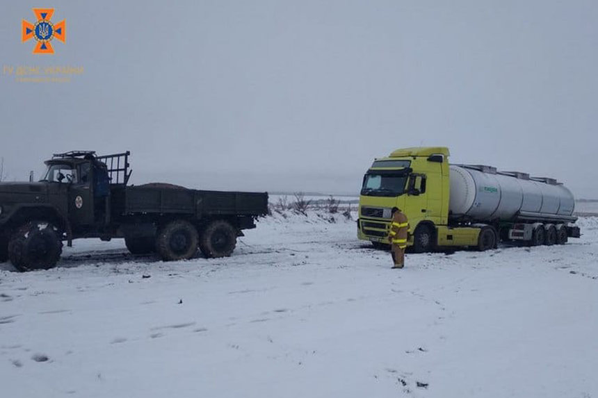 Новини Вінниці / «Пастка» на ґрунтовій дорозі: через сніг на Вінниччині застрягла вантажівка 