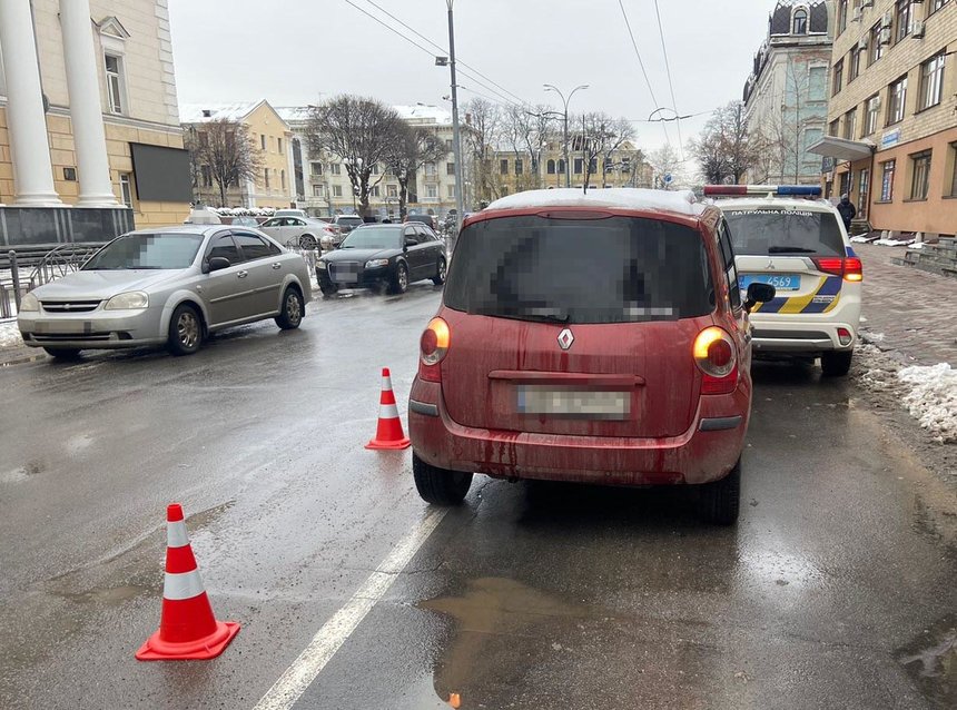 Новини Вінниці / У центрі Вінниці на «зебрі» легковик травмував жінку