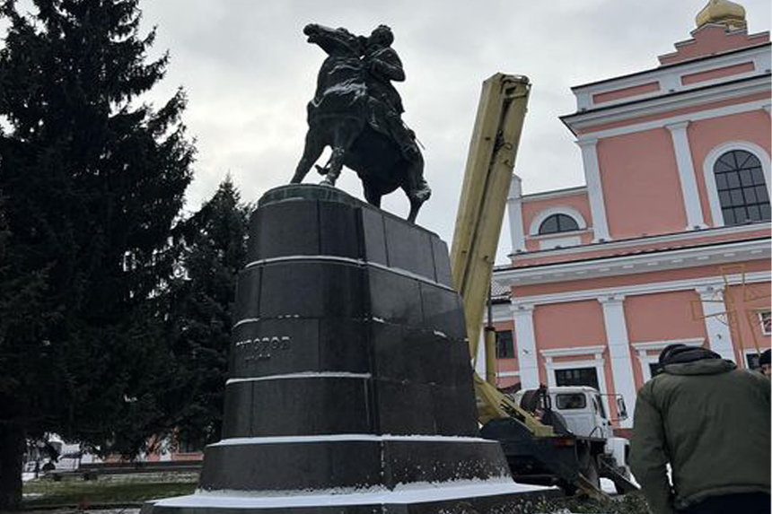 Новини Вінниці / У Тульчині демонтують пам’ятник Суворову