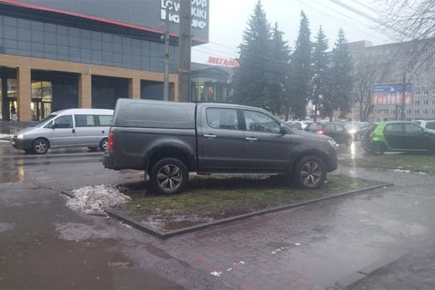 Новини Вінниці / Залишив «залізного коня» пастись на газоні: вінницька автівка стала «хітом» мережі