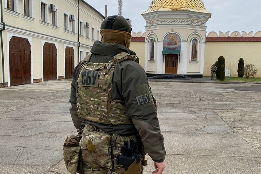 Новини Вінниці / Агітки Медведчука, «триколори» та склади окупантів. У СБУ показали, що знайшли у храмах Московського патріархату