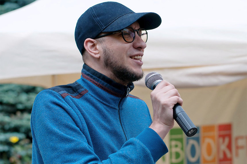 Новини Вінниці / Незрячий вінницький співак Олексій Скрипаченко написав понад сотню пісень у різних стилях