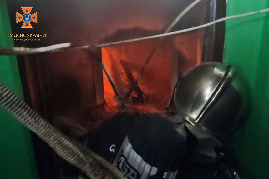 Новини Вінниці / Через пожежу у центрі Вінниці евакуювали мешканців під’їзду, а пенсіонерку, яка отруїлась, госпіталізували 