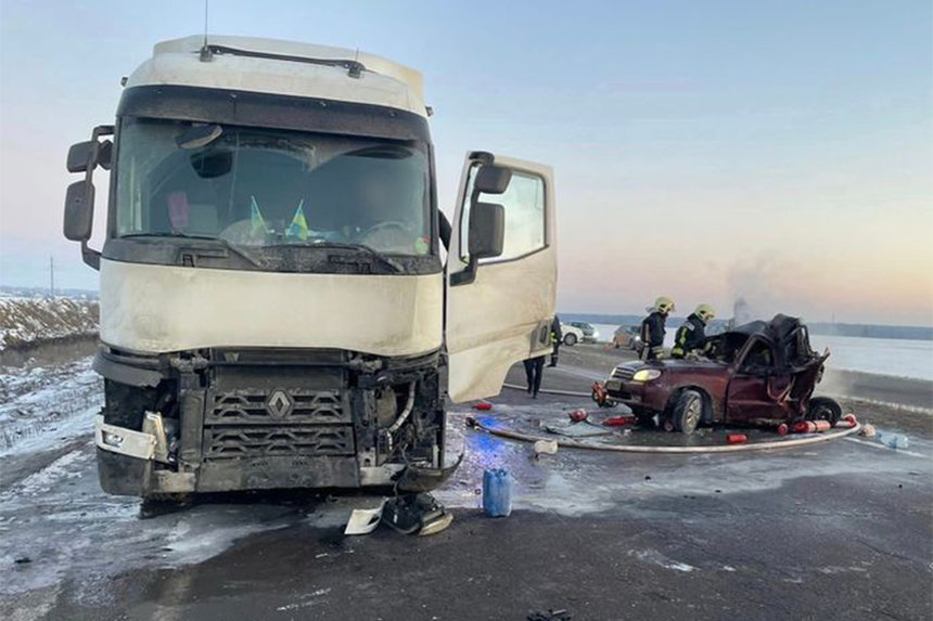 Новини Вінниці / Моторошна ДТП на Вінниччині: від удару вантажівки у легковик одна жінка загинула, іншу госпіталізовано