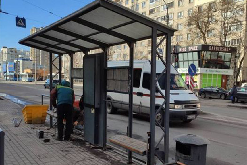 Новини Вінниці / Повалену вітром зупинку громадського транспорту у Вінниці «повернули» за дві години