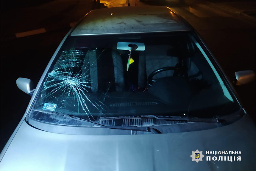 Новини Вінниці / У Вінниці на «зебрі» легковик збив жінку. У темряві водій не впорався з керуванням