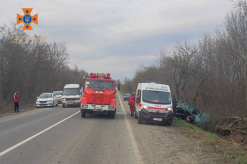 Новини Вінниці / ДТП на «дорозі президентів»: водій загинув, а пасажир у реанімації