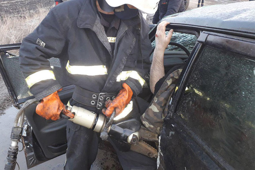 Новини Вінниці / ДТП у Гайсині: через зіткнення автівок один з водіїв став «заручником» салону