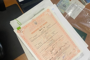 Новини Вінниці / На кордоні у Могилеві-Подільському затримали аліментника, який одружився на багатодітній жінці, а у пункті пропуску у фальшивий документ вклав гроші 