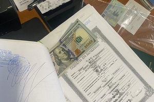 Новини Вінниці / На кордоні у Могилеві-Подільському затримали аліментника, який одружився на багатодітній жінці, а у пункті пропуску у фальшивий документ вклав гроші 
