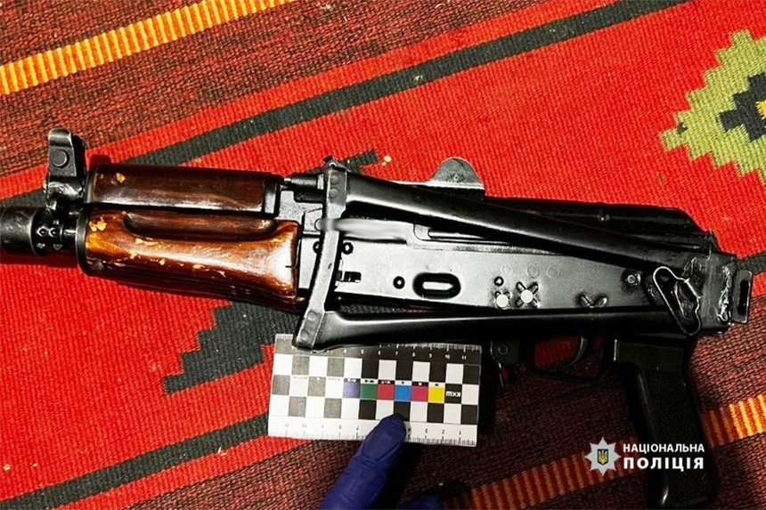 Новини Вінниці / На Вінниччині молодик тримав у шафі «Калаш» з боєкомплектом