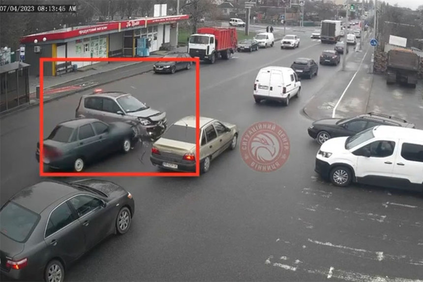 Новини Вінниці / Автотроща у Вінниці: на Старому місті зіткнулись Renault і «ВАЗ»