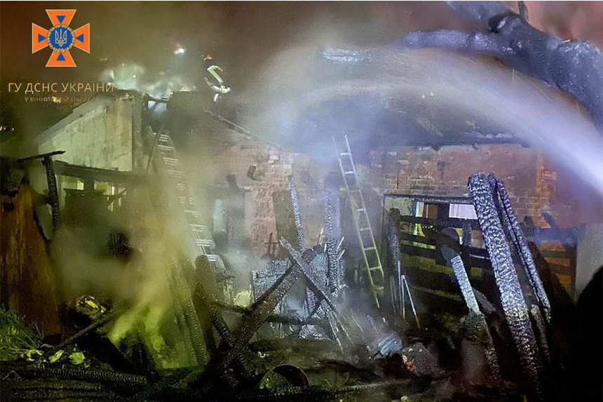 Новини Вінниці / «Пекельна» ніч: у Вінниці з палаючого будинка рятувальники вивели п’ятьох людей