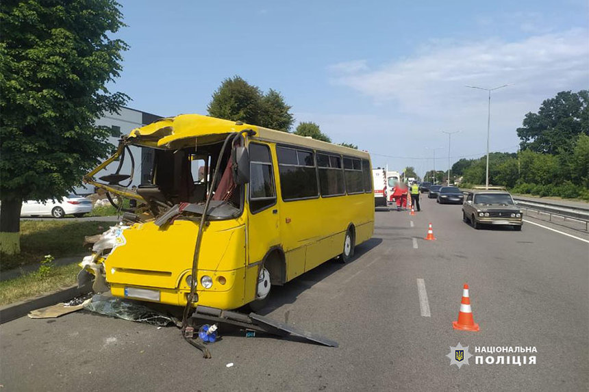 Новини Вінниці / ДТП з 15 постраждалими у Вінниці: пасажирський автобус врізався у вантажівку