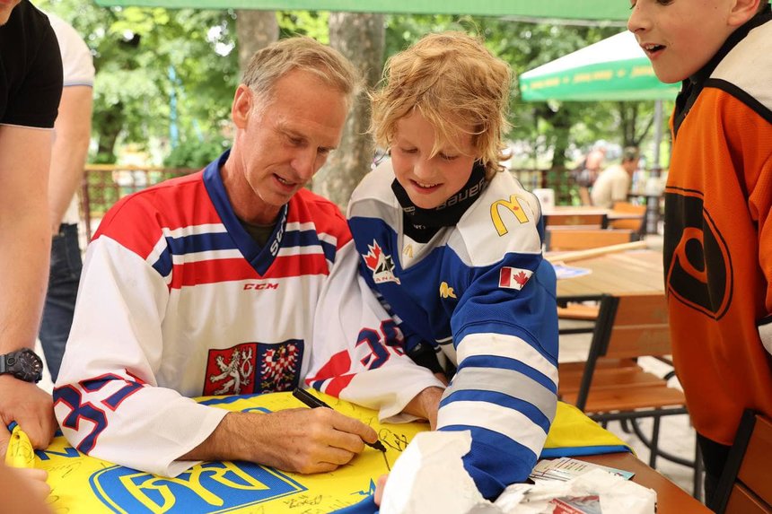 Новини Вінниці / Легенда чеського хокею Домінік Гашек відвідав юних спортсменів у Вінниці 