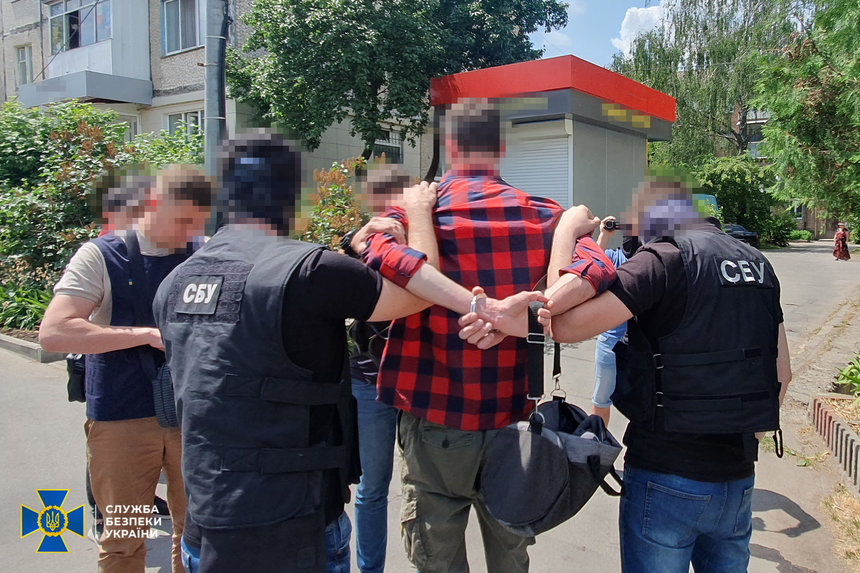Новини Вінниці / Поблизу оборонного заводу затримали 30-річного вінничанина, який працював над підготовкою ракетного удару по місту