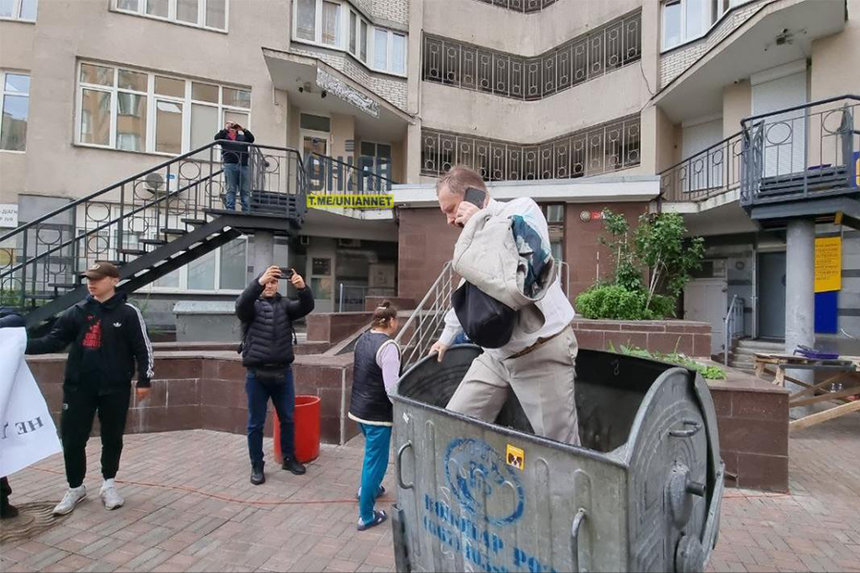 Новини Вінниці / Тараса Чорновола облили зеленкою та кинули у смітник. Він вважає, що це замовлення з Банкової 