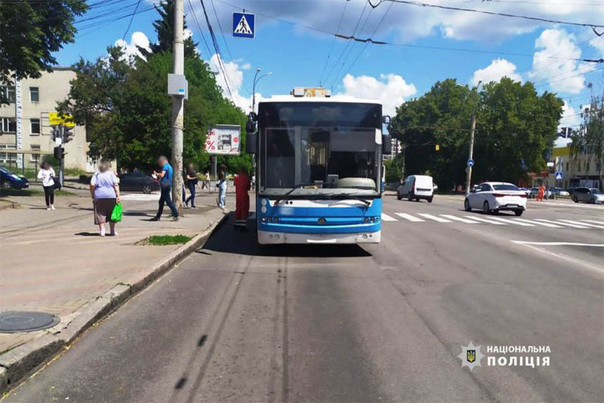 Новини Вінниці / У Вінниці тролейбус збив 7-річну дівчинку: поліція шукає свідків