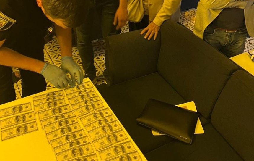 Новини Вінниці / Журналісти у Вінниці викрили схему продажу «білих квитків»: $5000 за довідку для ухилянта 