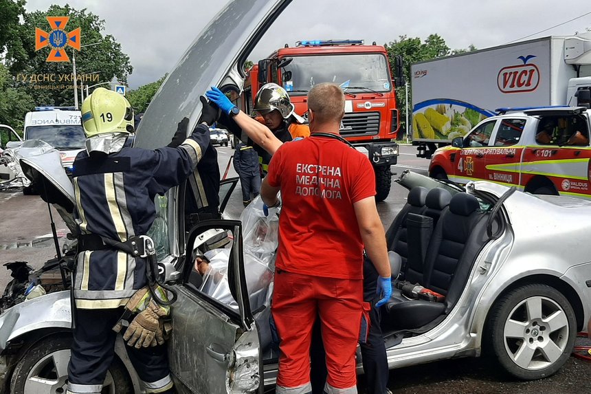 Новини Вінниці / ДТП з чотирьома постраждалими на Вінниччині: водія рятувальникам довелось «вирізати» із салону