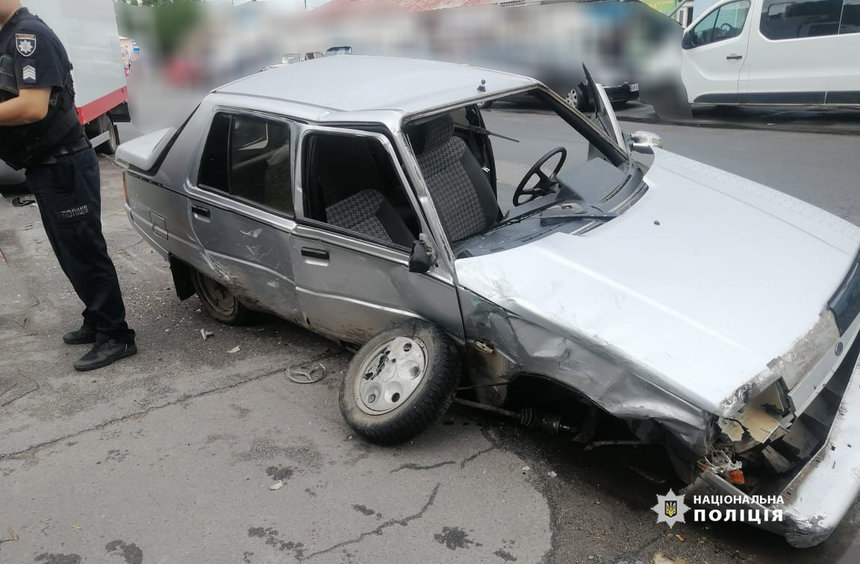 Новини Вінниці / Лобове зіткнення автівок у Жмеринці: пасажир легковика госпіталізований до лікарні