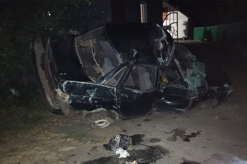 Новини Вінниці / На Вінниччині ВАЗ вилетів у кювет, перекинувся та врізався у паркан. Травмувались п’ятеро людей, зокрема дві дитини