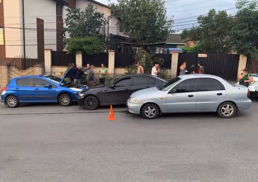 Новини Вінниці / Потрійна ДТП у Вінниці: дві автівки рухались на мінімальній швидкості, а третій не «пощастило»