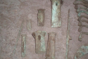 Новости Винницы и области / На Вінниччині знайшли скарб бронзових виробів культури Ноуа / Інформаційний портал На Париже Новини Вінниці / На Вінниччині знайшли скарб бронзових виробів культури Ноуа