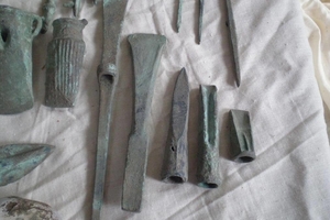 Новости Винницы и области / На Вінниччині знайшли скарб бронзових виробів культури Ноуа / Інформаційний портал На Париже Новини Вінниці / На Вінниччині знайшли скарб бронзових виробів культури Ноуа