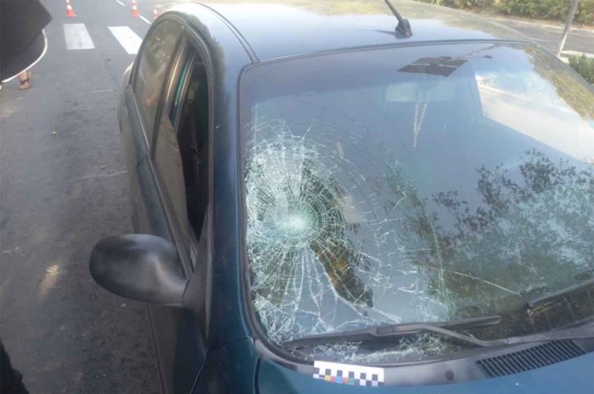 Новини Вінниці / На Вінниччині автівка збила на «зебрі» жінку. Потерпілу госпіталізували до лікарні