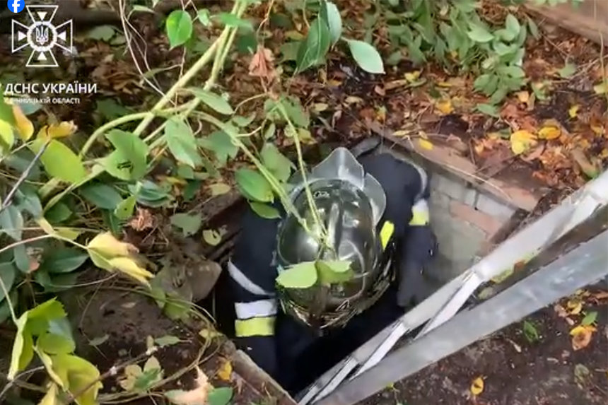 Новини Вінниці / Потрапила у «пастку»: у Вінниці з трьохметрової ями витягли літню жінку