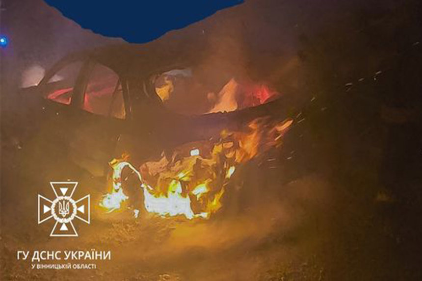 Новини Вінниці / Вночі на Вінниччині загорівся автомобіль: його власника з опіками доставлено до лікарні