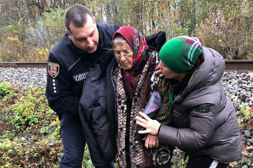 Новини Вінниці / Три доби блукала за селом: на Вінниччині розшукали виснажену 87-річну жінку