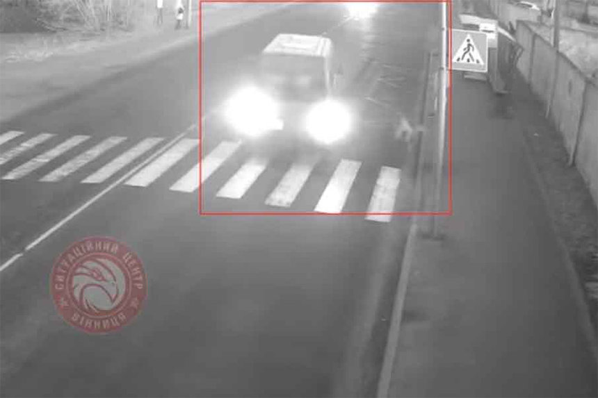 Новини Вінниці / У Вінниці Mercedes на «зебрі» збив пішохода. Каретою швидкої його доставлено до лікарні