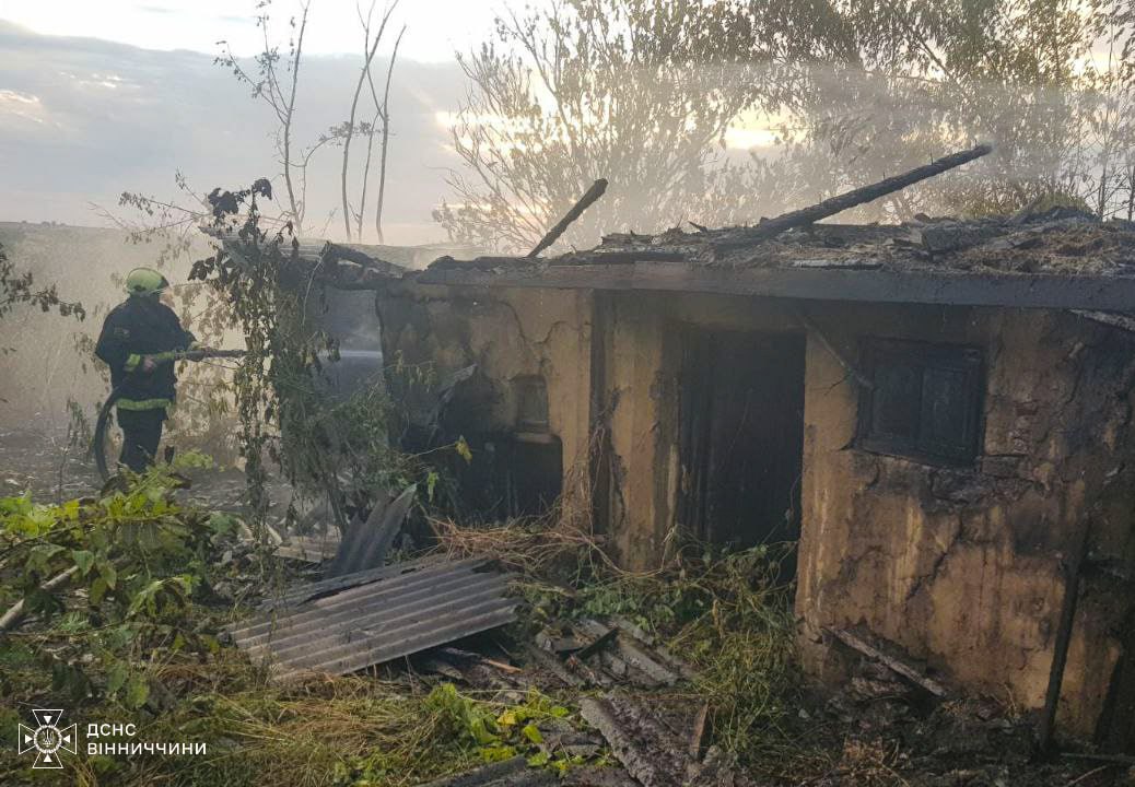 Новини Вінниці / На Вінниччині пожежа знищила покрівлю та три тонни сіна
