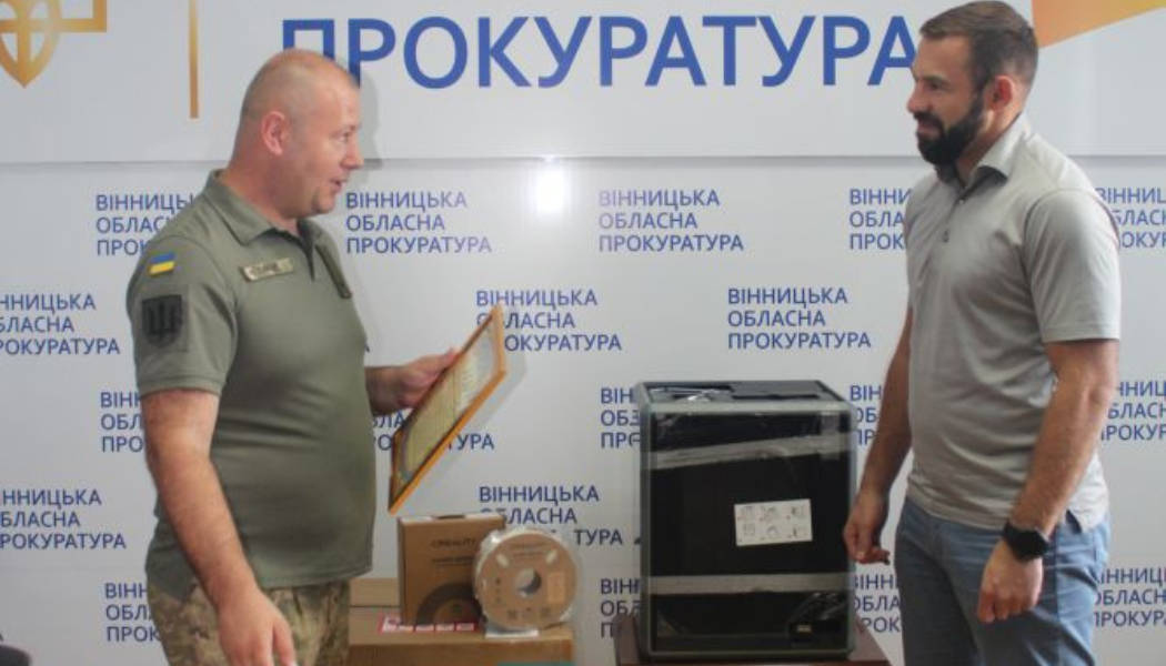 Колектив Вінницької обласної прокуратури передав військовим 3D-принтери / Новости Винницы и области / Інформаційний портал На Париже Новини Вінниці / Колектив Вінницької обласної прокуратури передав військовим 3D-принтери