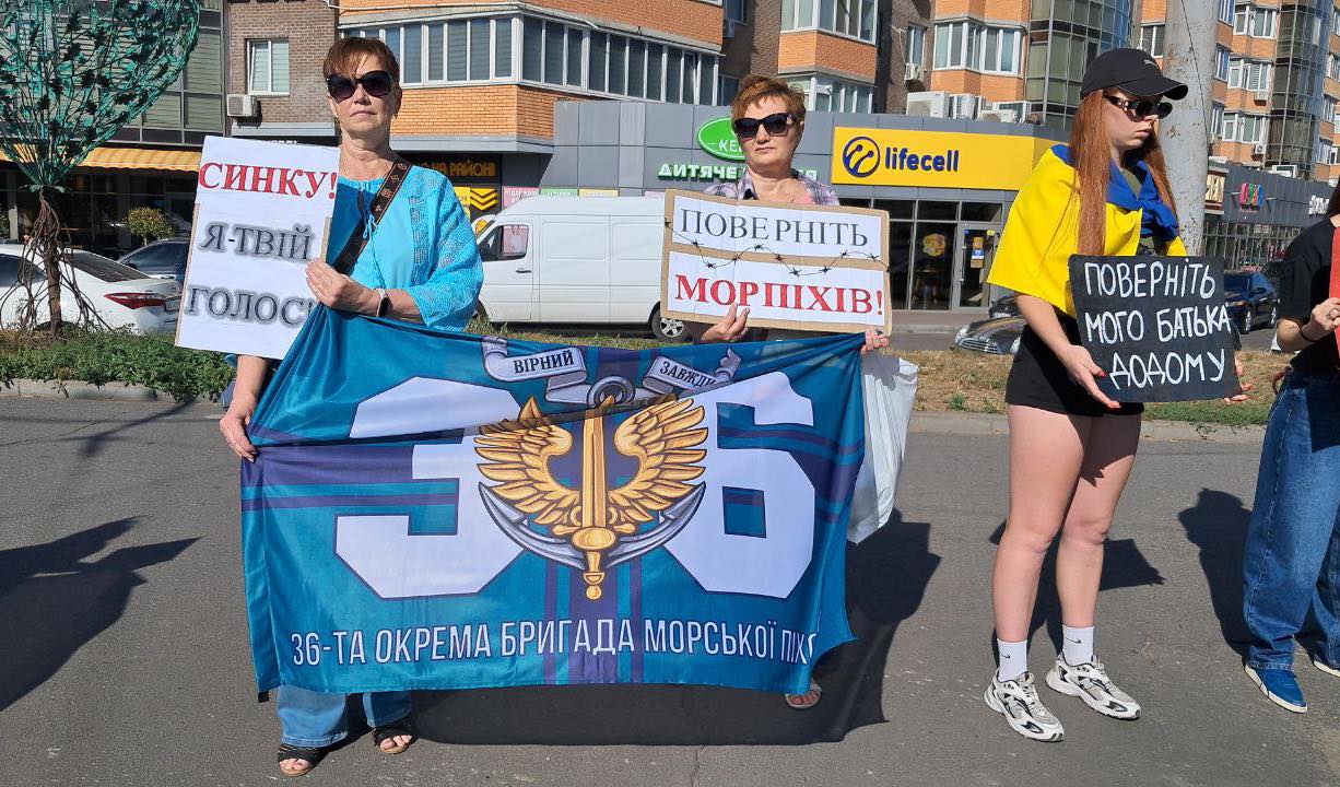 «Не мовчи - полон вбиває»: у Вінниці провели акцію підтримки військовополонених / Новости Винницы и области / Інформаційний портал На Париже Новини Вінниці / «Не мовчи - полон вбиває»: у Вінниці провели акцію підтримки військовополонених