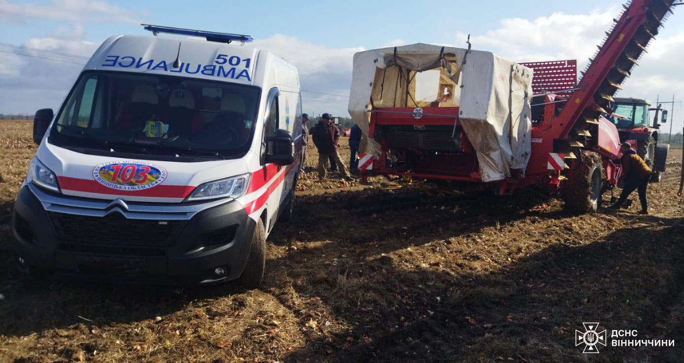 Новини Вінниці / На Вінниччині чоловіка затисло у вальці комбайна під час збирання цибулі