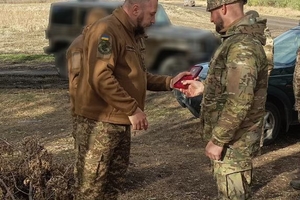 Новини Вінниці / Командир бригади "Червона Калина" відзначив бійців, які виконують бойові завдання на Покровському напрямку