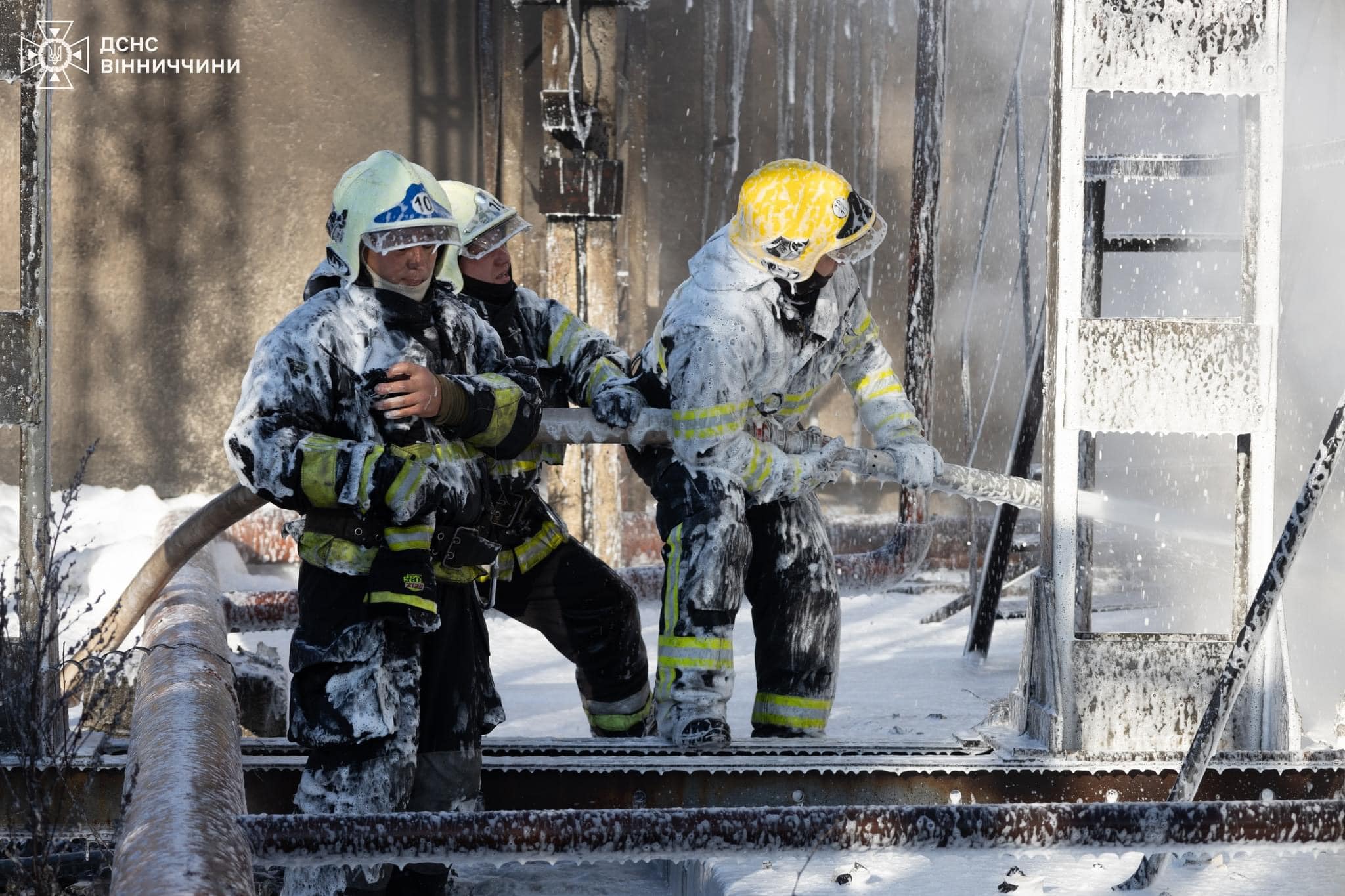 Новини Вінниці / Наслідки російського удару по Ладижину: поліція, рятувальники та волонтери працювали на місці обстрілу