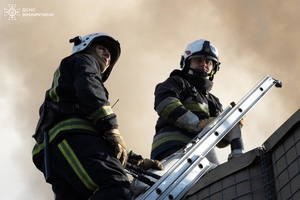 Новини Вінниці / Наслідки російського удару по Ладижину: поліція, рятувальники та волонтери працювали на місці обстрілу