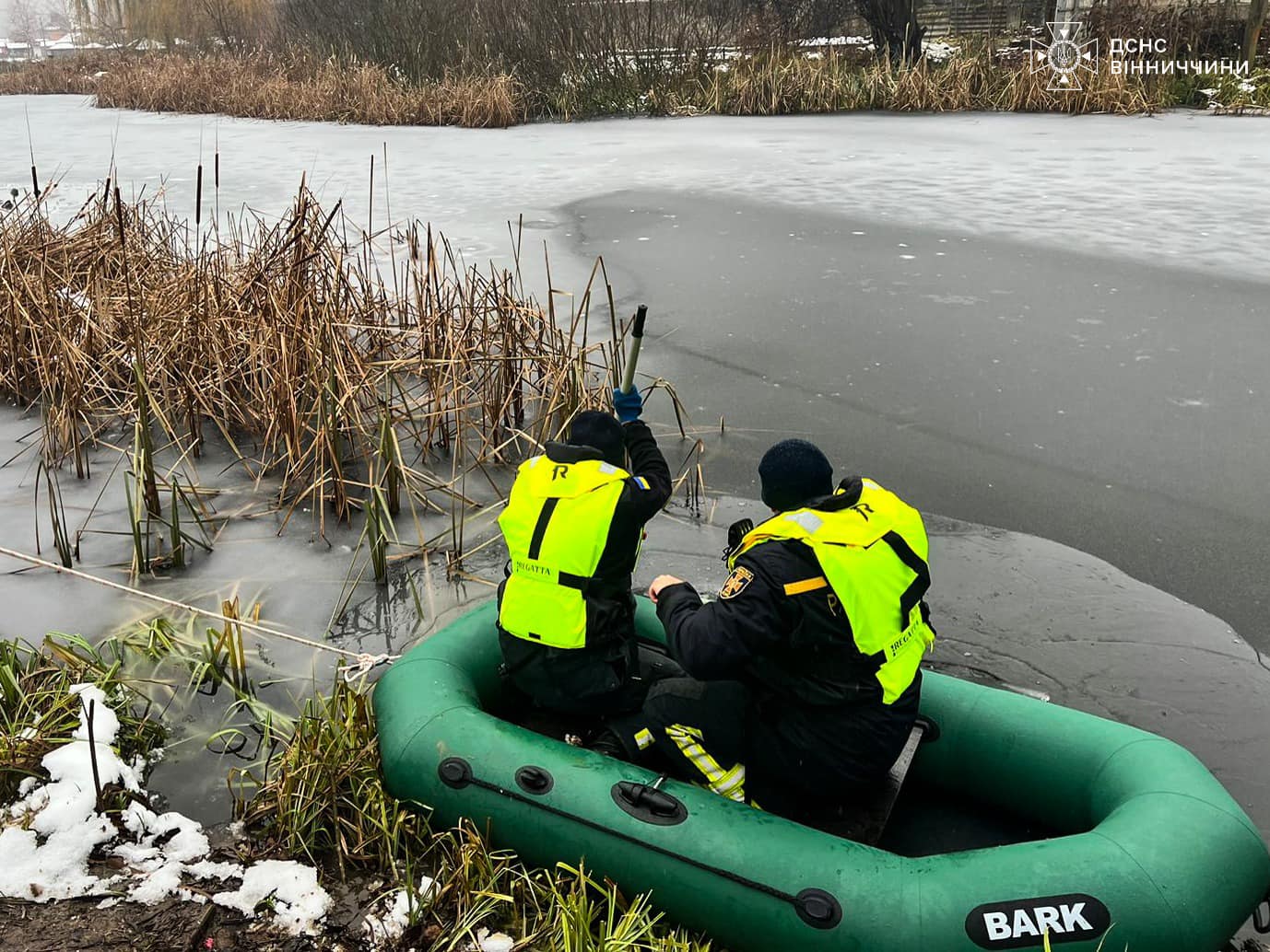 Новини Вінниці / У Вінниці рятувальники дістали тіло людини зі ставка