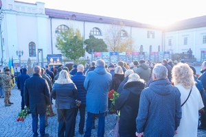 Новини Вінниці / У Вінниці вшанували пам’ять полеглих та поклали квіти до пам’ятного знаку Небесній Сотні і загиблим героям російсько-української війни