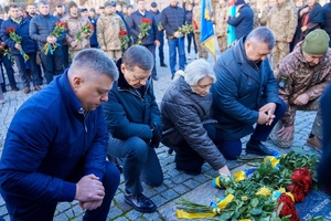 Новини Вінниці / У Вінниці вшанували пам’ять полеглих та поклали квіти до пам’ятного знаку Небесній Сотні і загиблим героям російсько-української війни