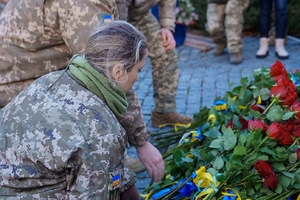 Новини Вінниці / У Вінниці вшанували пам’ять полеглих та поклали квіти до пам’ятного знаку Небесній Сотні і загиблим героям російсько-української війни