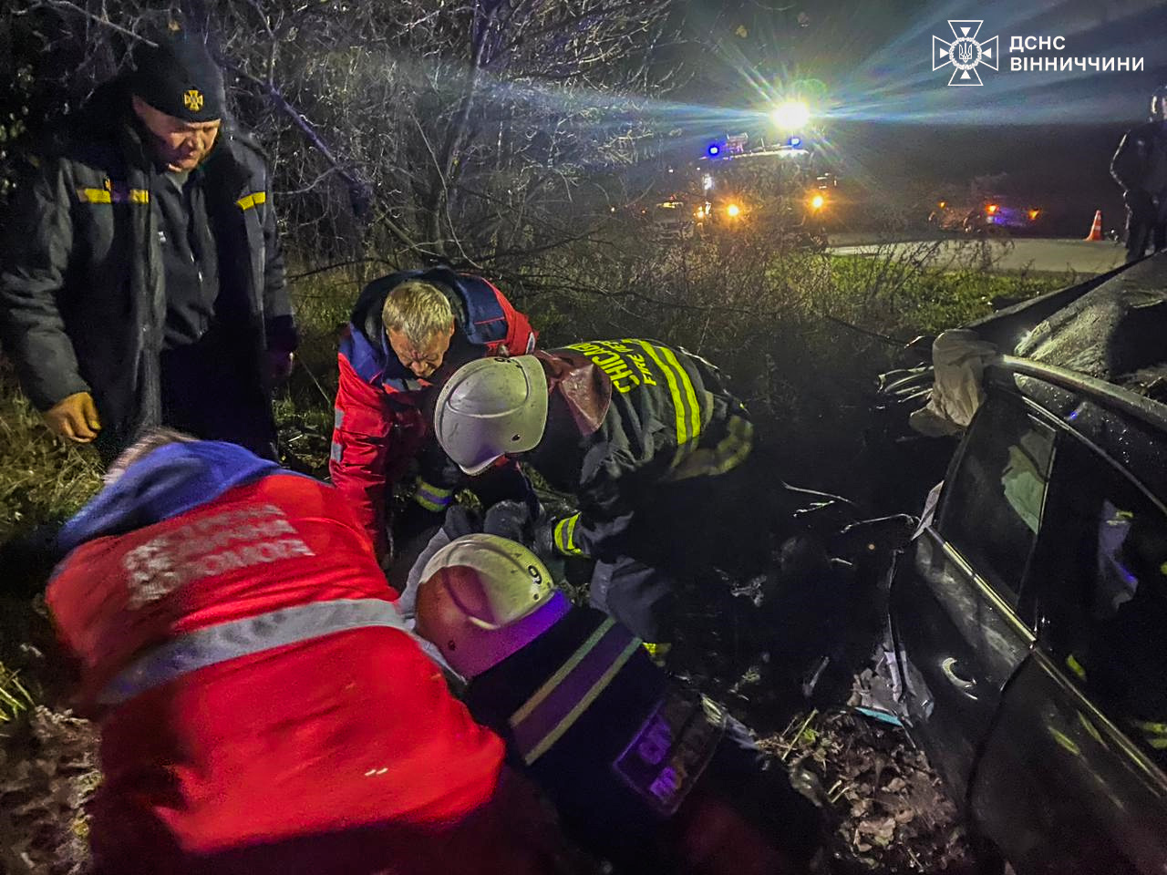 Новини Вінниці / Вночі рятувальники Вінниччини деблокували трьох людей з понівеченого автомобіля