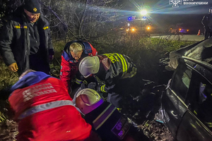 Новини Вінниці / Вночі рятувальники Вінниччини деблокували трьох людей з понівеченого автомобіля