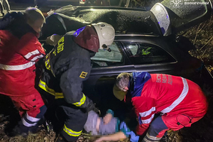 Новини Вінниці / Вночі рятувальники Вінниччини деблокували трьох людей з понівеченого автомобіля