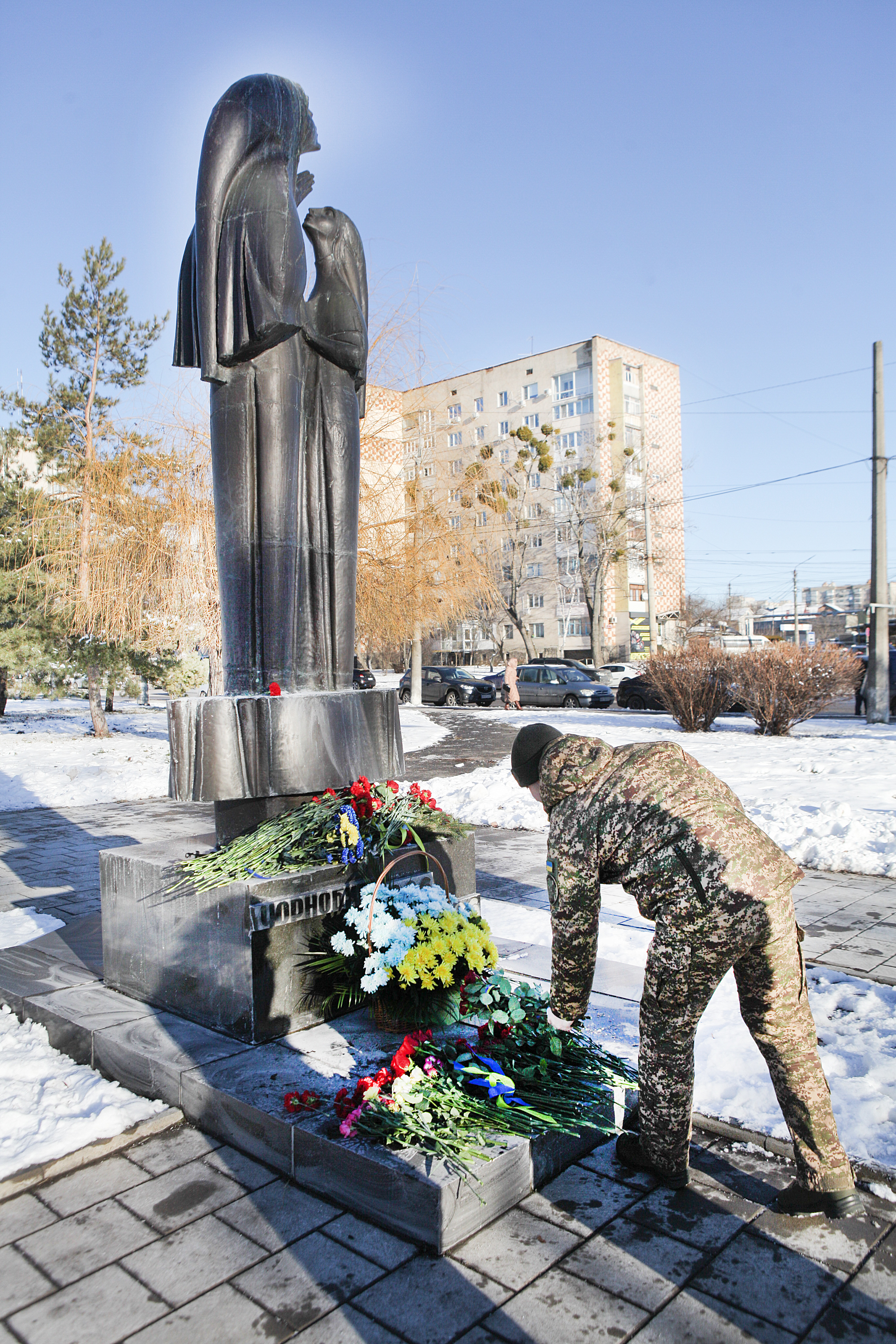 Новини Вінниці / До Дня вшанування учасників ліквідації наслідків аварії на ЧАЕС поклали квіти до пам'ятника жертвам чорнобильської трагедії у Вінниці